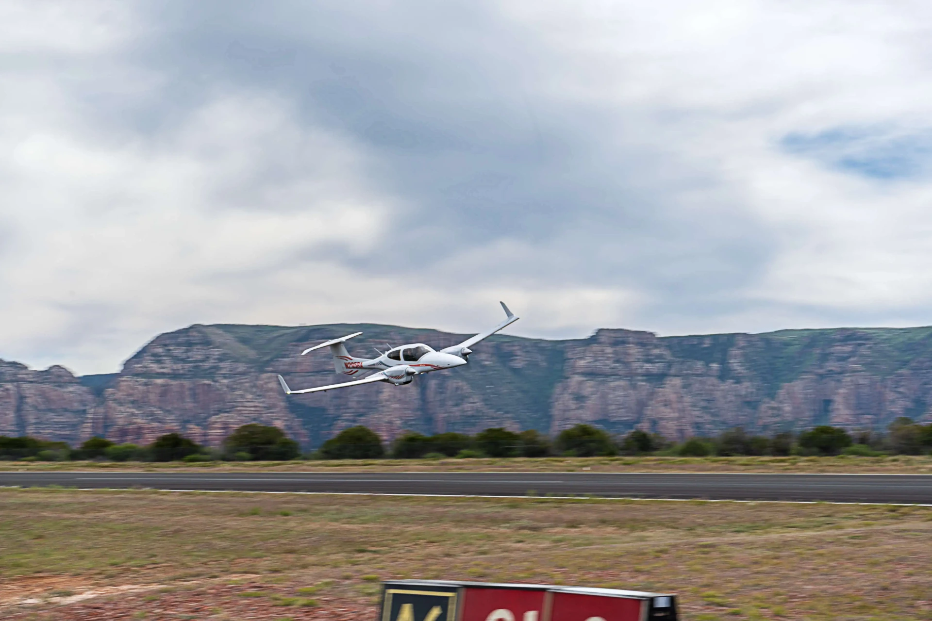 airplane-landing-at-falcon-field-airport-pilot-training-mesa-arizona